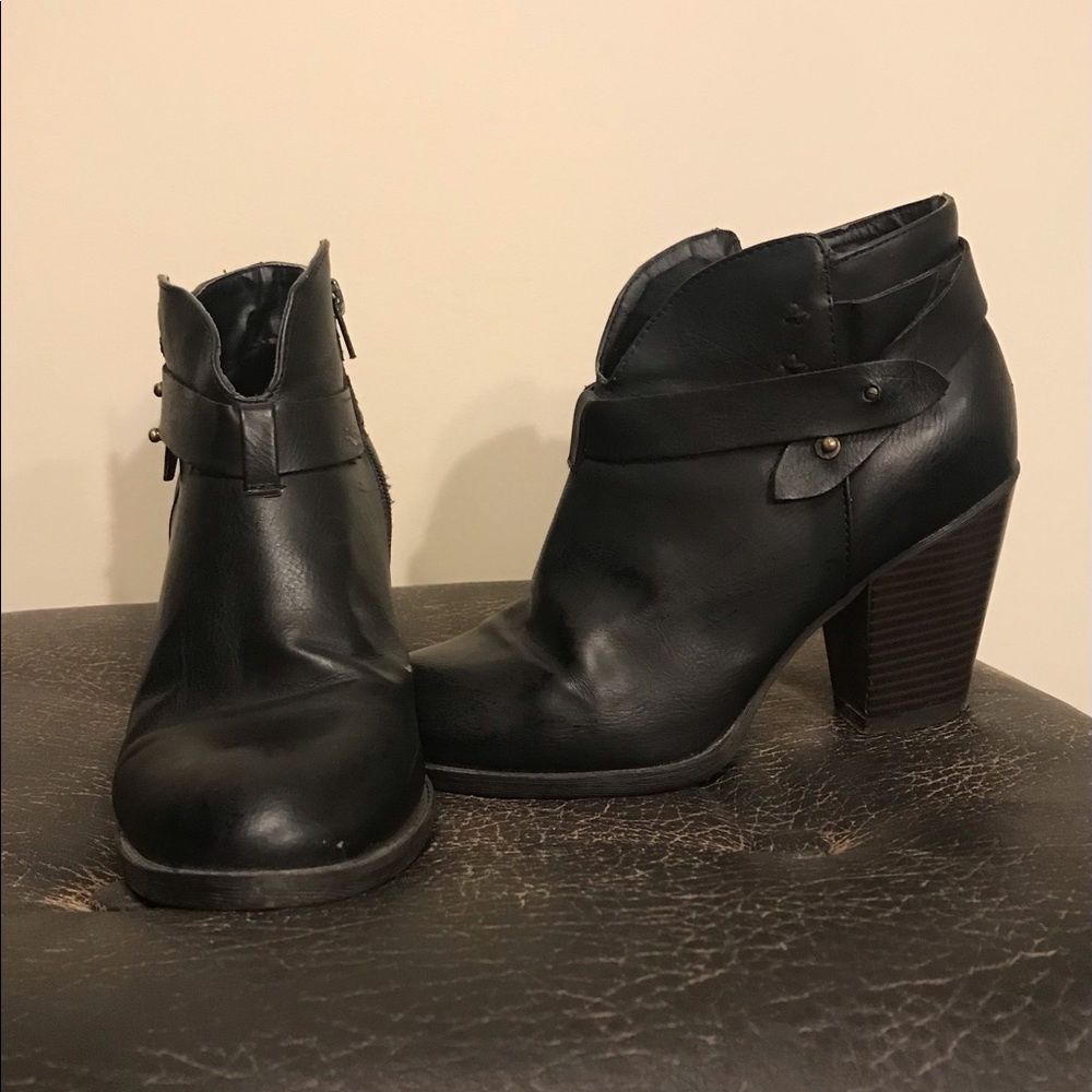Black heeled boots